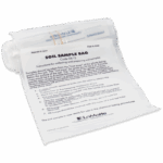Una bolsa de muestreo de suelo LaMotte de plástico transparente - 0615-J con instrucciones impresas para recoger y preparar muestras de suelo, abierta para mostrar tanto la bolsa como el texto.