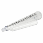 Un tubo de centrífuga de laboratorio transparente y cónico con marcas de medición negras y un tapón de rosca, que recuerda a un pluviómetro cónico, descansa sobre una cremallera blanca inclinada para el tubo.