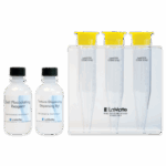 Deux flacons de réactifs marqués et trois tubes à essai en plastique transparent, dressés, avec des bouchons jaunes sont exposés. Les tubes sont conservés dans un support transparent appelé LaMotte Soil Texture Stand, faisant partie du kit Soil Texture Test - 1067.