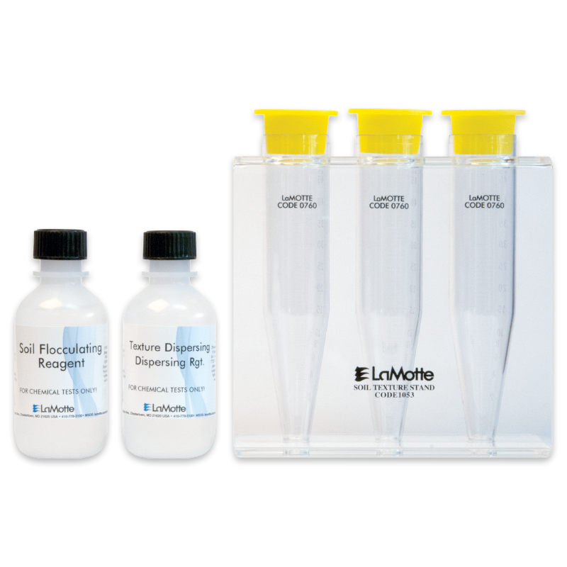 Deux flacons de réactifs marqués et trois tubes à essai en plastique transparent, dressés, avec des bouchons jaunes sont exposés. Les tubes sont conservés dans un support transparent appelé LaMotte Soil Texture Stand, faisant partie du kit Soil Texture Test - 1067.