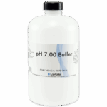 Una botella de plástico blanca con tapa negra etiquetada como pH 7,00 Buffer por LaMotte, esta solución tampón de pH estandarizada está destinada únicamente a pruebas químicas. La etiqueta incluye información del producto y detalles de la empresa.