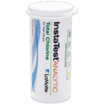 Un contenant en plastique blanc marqué Insta-Test ANALYTIC Total Chlorine Test Strip - 2979 avec 50 bandes de test par LaMotte. L’étiquette affiche un tableau des couleurs des niveaux de chlore et présente des textes bleus, verts et orange.