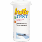 Un contenant blanc portant l’inscription Insta-TEST® Wide Range Total Chlorine & pH Test Strips-2987-G avec le logo LaMotte en bas. Le récipient comporte un tableau des couleurs sur le côté gauche pour faciliter l’analyse de l’eau.