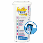 Un récipient cylindrique blanc contenant des bandes de test pour piscine Insta-TEST PRO 600 Plus - 3028-J, avec un tableau colorimétrique des paramètres de qualité de l’eau tels que le chlore, l’alcalinité, le pH et la dureté. Une icône de bandelette de test apparaît en bas à droite.