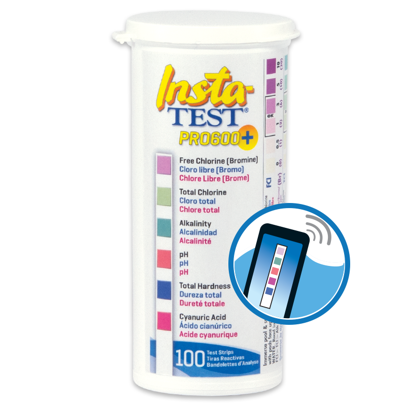 Un récipient cylindrique blanc contenant des bandes de test pour piscine Insta-TEST PRO 600 Plus - 3028-J, avec un tableau colorimétrique des paramètres de qualité de l’eau tels que le chlore, l’alcalinité, le pH et la dureté. Une icône de bandelette de test apparaît en bas à droite.