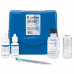 El Kit de Prueba de Bajo Rango de Dureza Total - 3037-DR-01 incluye una caja de plástico azul, dos pequeños frascos de reactivos, un frasco de titulación de dureza más grande, un tubo de ensayo de vidrio transparente y una jeringuilla de plástico verde con punta rosa.