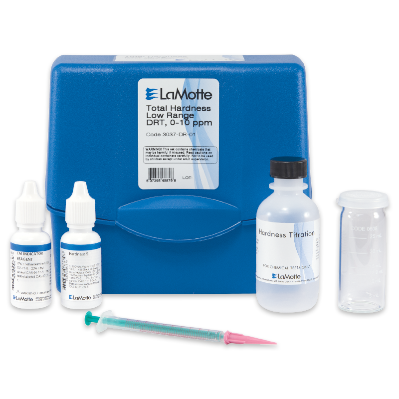 El Kit de Prueba de Bajo Rango de Dureza Total - 3037-DR-01 incluye una caja de plástico azul, dos pequeños frascos de reactivos, un frasco de titulación de dureza más grande, un tubo de ensayo de vidrio transparente y una jeringuilla de plástico verde con punta rosa.