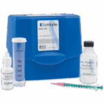 Un kit de prueba QAC azul LaMotte - caja 3043-DR-01 con cilindro graduado, un pequeño frasco con cuenta gota etiquetado como "Solución Indicadora QAC", un frasco más grande etiquetado como "Solución de Valoración QAC" y una jeringuilla con punta verde.