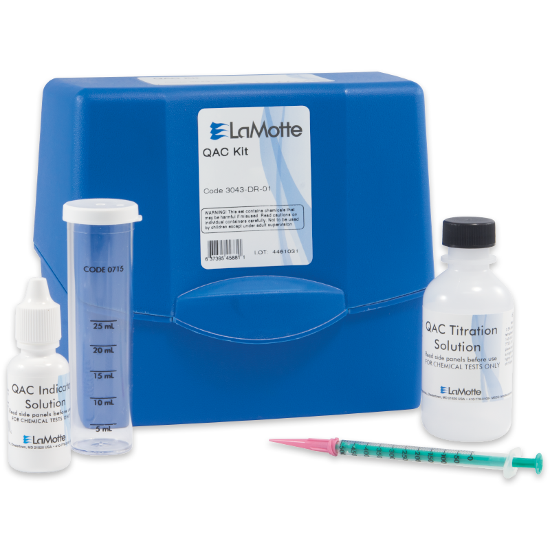 Un kit de prueba QAC azul LaMotte - caja 3043-DR-01 con cilindro graduado, un pequeño frasco con cuenta gota etiquetado como "Solución Indicadora QAC", un frasco más grande etiquetado como "Solución de Valoración QAC" y una jeringuilla con punta verde.