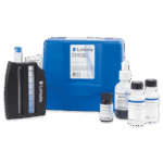 Un kit de test de phosphate LaMotte bleu - 3114-02 comprend des flacons de réactifs, un petit flacon marqué Phosphate Reducing, un tube à essai et un comparateur de couleur noire, tous soigneusement disposés devant la mallette de transport.