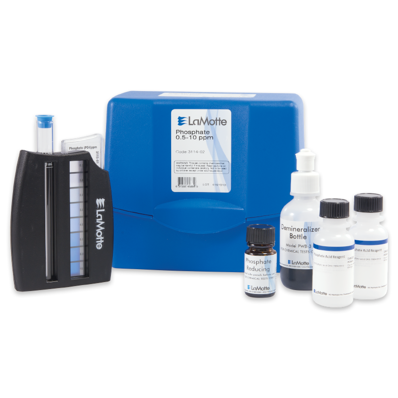 Un kit de test de phosphate LaMotte bleu - 3114-02 comprend des flacons de réactifs, un petit flacon marqué Phosphate Reducing, un tube à essai et un comparateur de couleur noire, tous soigneusement disposés devant la mallette de transport.