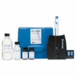 Un kit de prueba de nitrato y fosfato en agua azul - 3119-01 incluye botellas etiquetadas como Ácido Mixto, Reactivo de Ácido Fosfórico y Reactivo Reductor de Nitratos, junto con un comparador de color negro, tubos de ensayo y una caja de plástico azul.