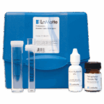 Un kit de prueba de potasio LaMotte - 3138-01 con una caja de plástico azul, dos tubos de ensayo transparentes, un pequeño cilindro medidor, un frasco blanco con cuentagotas etiquetado como Hidróxido de Sodio 6%, y un frasco marrón etiquetado como Tetrafenil Borato Rgt.