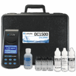 Un kit de test Modèle DC1500 Chlorine Colorimeter Lab - 3240-LI avec un étui noir, un posemètre numérique, une bouteille d’échantillon, trois flacons de réactifs et quatre petites fioles d’échantillons disposées devant la vitrine.