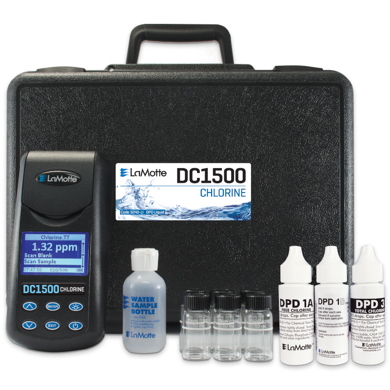 Un kit de test Modèle DC1500 Chlorine Colorimeter Lab - 3240-LI avec un étui noir, un posemètre numérique, une bouteille d’échantillon, trois flacons de réactifs et quatre petites fioles d’échantillons disposées devant la vitrine.