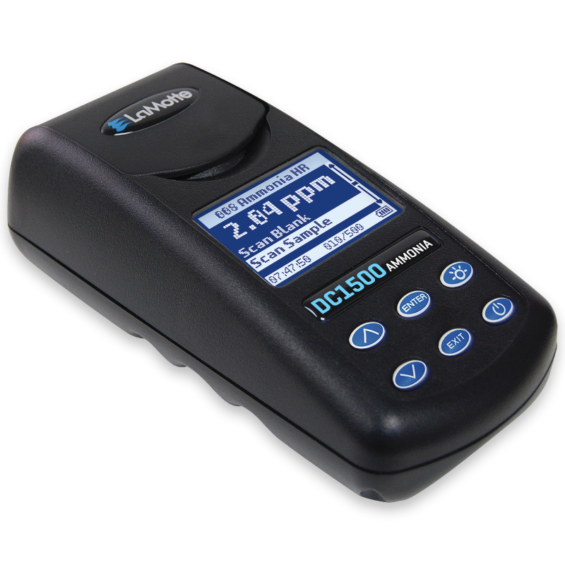 Un Laboratorio de Colorímetro de Nitrógeno de Amoníaco Modelo DC1500 de mano - 3241 con una pantalla digital que marca 2,80 ppm. El dispositivo cuenta con botones azules etiquetados como Enter, Exit y flechas, y se utiliza para medir los niveles de amoníaco.