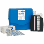 Le kit de test Total & Combined Chlorine - 3308-01 comprend un boîtier bleu, un comparateur de couleurs, un flacon transparent, des TesTabs en boîte et plusieurs blister de comprimés de test DPD Free disposés devant le kit.