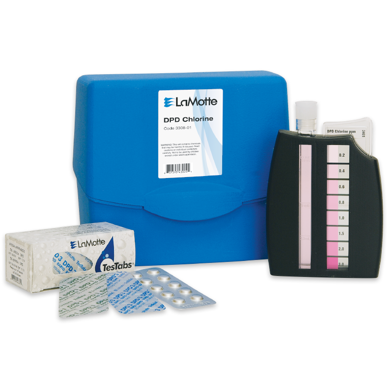 Le kit de test Total & Combined Chlorine - 3308-01 comprend un boîtier bleu, un comparateur de couleurs, un flacon transparent, des TesTabs en boîte et plusieurs blister de comprimés de test DPD Free disposés devant le kit.
