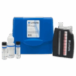 El Kit de Prueba de Hierro - 3347-01 cuenta con un estuche azul para transportar, tubos de ensayo, botellas de reactivos, cuentagotas y un comparador de color para medir niveles de hierro de 0,5 a 10 ppm.