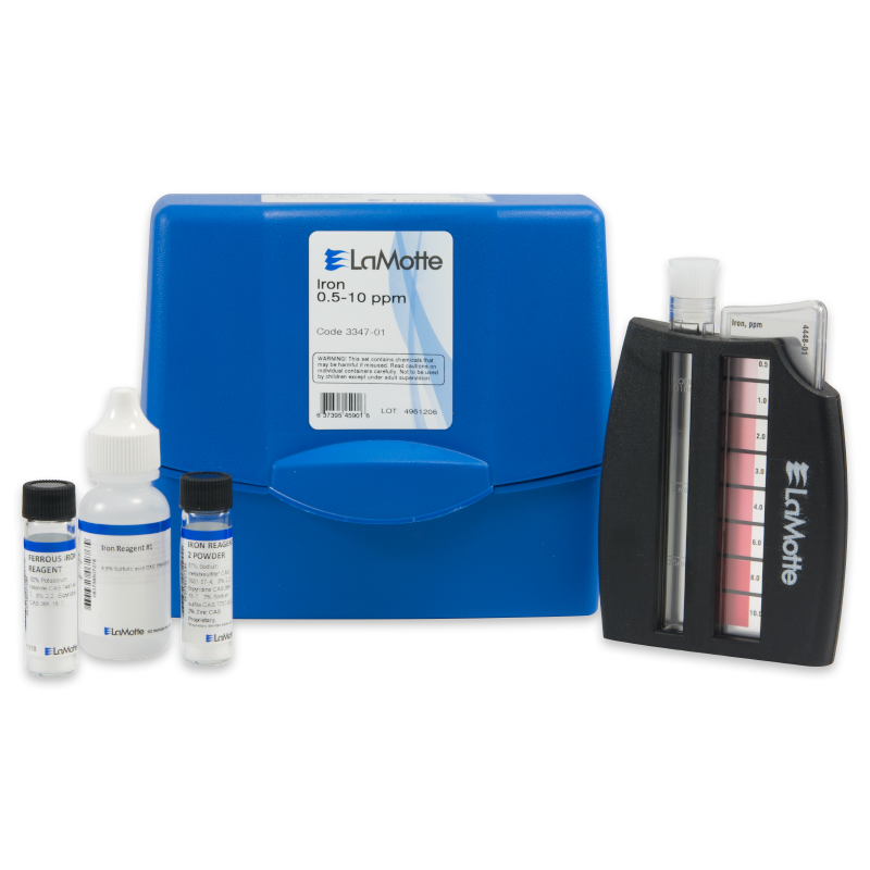 El Kit de Prueba de Hierro - 3347-01 cuenta con un estuche azul para transportar, tubos de ensayo, botellas de reactivos, cuentagotas y un comparador de color para medir niveles de hierro de 0,5 a 10 ppm.