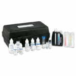 Le kit d’analyse d’eau potable modèle AR-42 - 3590-03 comprend un boîtier en plastique noir, des flacons de réactifs, des fioles d’échantillons, un bloc comparateur de couleurs et des tableaux plastifiés pour une analyse approfondie de la qualité de l’eau.