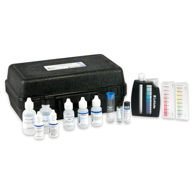 Le kit d’analyse d’eau potable modèle AR-42 - 3590-03 comprend un boîtier en plastique noir, des flacons de réactifs, des fioles d’échantillons, un bloc comparateur de couleurs et des tableaux plastifiés pour une analyse approfondie de la qualité de l’eau.