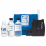 Un kit de test nitrate-azote - 3615-01 comprenant des bouteilles portant les étiquettes « Water Sample Bottle » et « Mixed Acid », un tube à essai, un comparateur de couleurs, un étui de transport bleu et un petit support noir avec le logo LaMotte, le tout disposé sur une surface blanche.