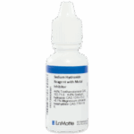 Une petite bouteille en plastique blanche avec une étiquette bleue et blanche indiquant Réactif d’hydroxyde de sodium avec inhibiteur métallique. La bouteille possède un bouchon compte-gouttes et liste les ingrédients chimiques ainsi que le logo de la société LaMotte en bas.