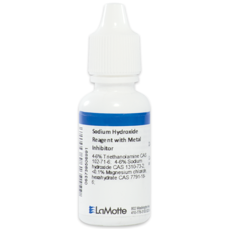 Une petite bouteille en plastique blanche avec une étiquette bleue et blanche indiquant Réactif d’hydroxyde de sodium avec inhibiteur métallique. La bouteille possède un bouchon compte-gouttes et liste les ingrédients chimiques ainsi que le logo de la société LaMotte en bas.