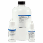 Trois flacons blancs de tailles variées étiquetés « Réactif à l’hydroxyde de sodium avec inhibiteur métallique » de LaMotte, avec des avertissements de danger et du texte sur fond blanc.