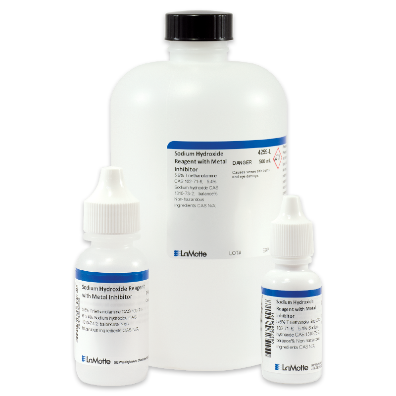 Trois flacons blancs de tailles variées étiquetés « Réactif à l’hydroxyde de sodium avec inhibiteur métallique » de LaMotte, avec des avertissements de danger et du texte sur fond blanc.