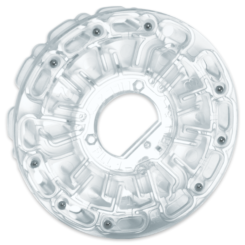 Un juguete laberinto circular de plástico transparente con seis pequeñas bolas plateadas en su interior, con un gran agujero en el centro y un camino visible, que recuerda al diseño del cartucho de reactivos SpinDisk 4335-H.