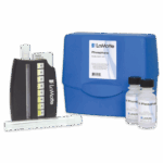 Le kit de test de phosphate - 4401-02 comprend un boîtier bleu, un comparateur de couleurs, un tube à essai et deux flacons étiquetés Phosphate. Le kit est soigneusement disposé sur un fond blanc pour une vision claire.