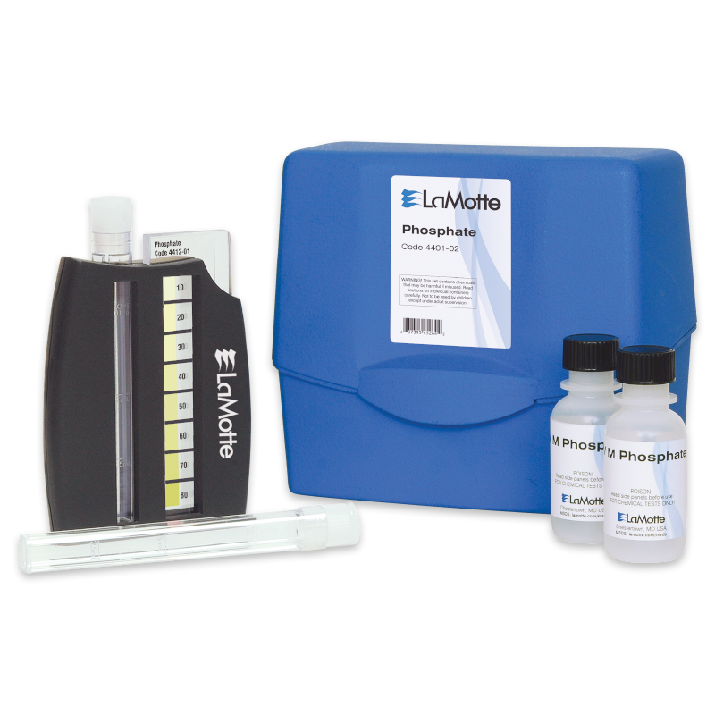 Le kit de test de phosphate - 4401-02 comprend un boîtier bleu, un comparateur de couleurs, un tube à essai et deux flacons étiquetés Phosphate. Le kit est soigneusement disposé sur un fond blanc pour une vision claire.