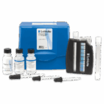 Un kit de test de phosphate LaMotte - 4408-01 avec un étui bleu, trois flacons de réactifs, deux comptes-gouttes, un comparateur de couleurs et deux tubes d’échantillons transparents disposés sur un fond blanc.