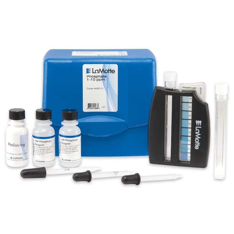 Un kit de test de phosphate LaMotte - 4408-01 avec un étui bleu, trois flacons de réactifs, deux comptes-gouttes, un comparateur de couleurs et deux tubes d’échantillons transparents disposés sur un fond blanc.