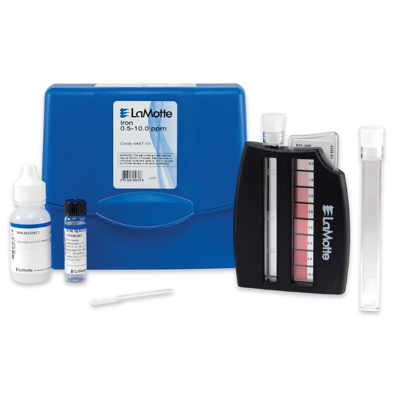 Le kit d’essai LaMotte Iron - 4447-01 comprend un boîtier en plastique bleu, un comparateur de couleurs, des flacons de réactifs, des tubes à essai en verre et un compte-gouttes en plastique pour une mesure précise des niveaux de fer dans l’eau.