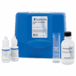 Un kit de prueba de dureza total LaMotte - 4482-DR-LI-01 con un estuche azul, dos pequeños frascos de reactivo, un tubo transparente de dureza y un frasco más grande etiquetado como Dureza #7, todo ordenadamente colocado delante de la caja.
