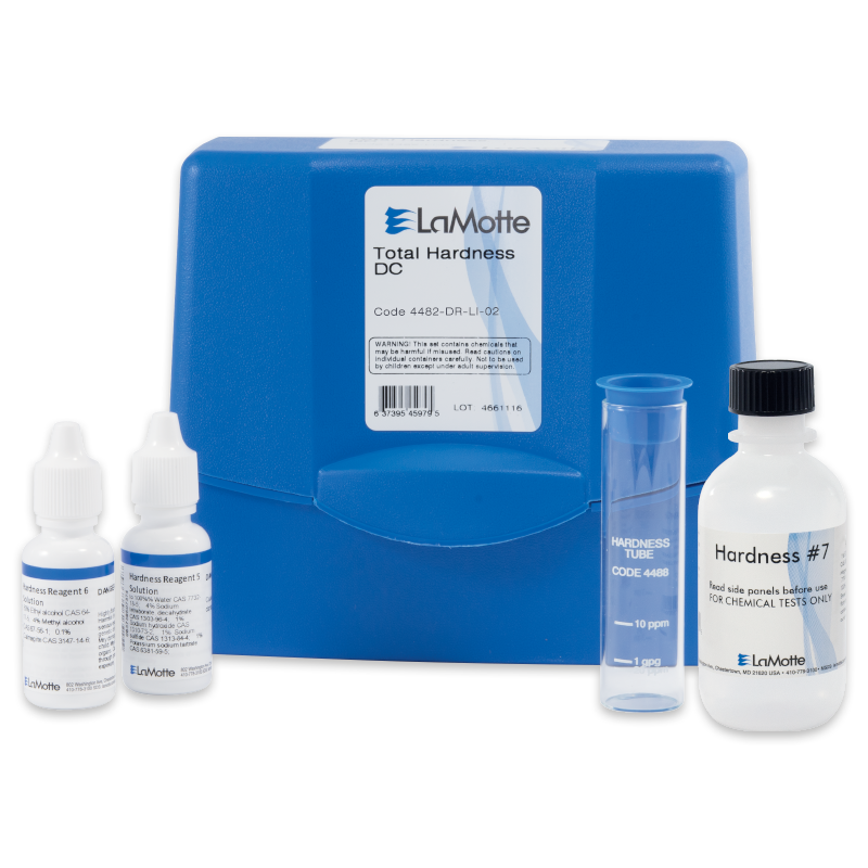 Un kit de prueba de dureza total LaMotte - 4482-DR-LI-01 con un estuche azul, dos pequeños frascos de reactivo, un tubo transparente de dureza y un frasco más grande etiquetado como Dureza #7, todo ordenadamente colocado delante de la caja.