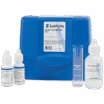 Un kit azul de prueba de dureza total LaMotte - caja 4482-LI-02 con tres botellas de reactivos, un tubo de ensayo de dureza y botellas etiquetadas para medir la dureza total del agua.