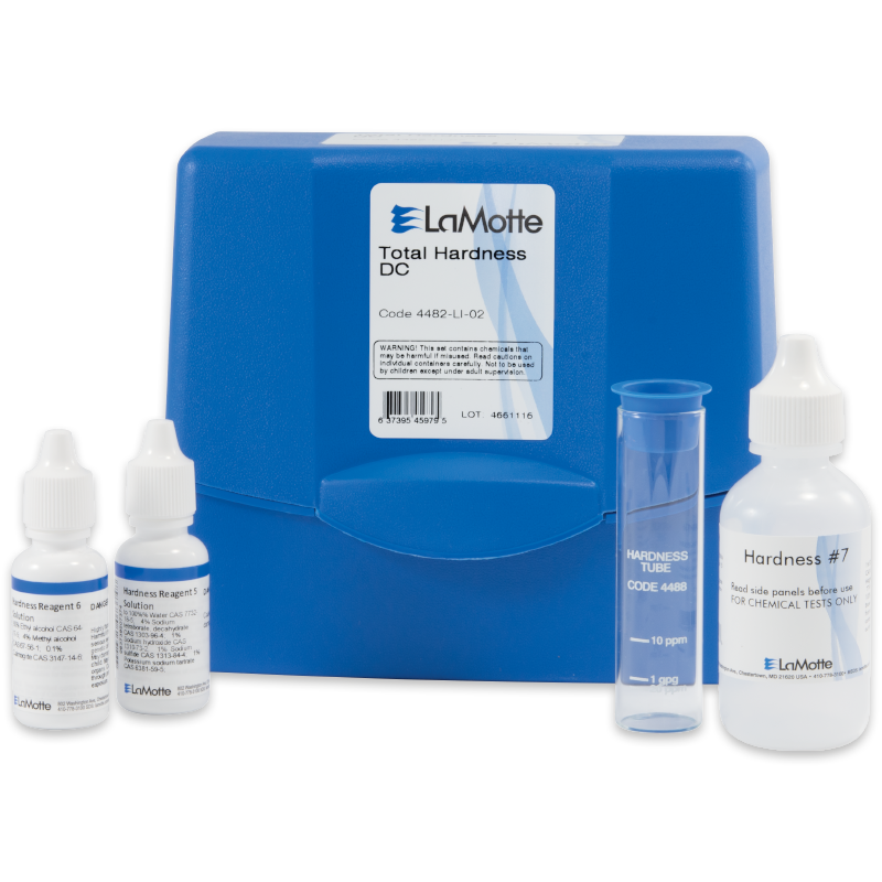 Un kit azul de prueba de dureza total LaMotte - caja 4482-LI-02 con tres botellas de reactivos, un tubo de ensayo de dureza y botellas etiquetadas para medir la dureza total del agua.