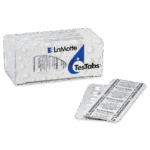 Una caja etiquetada LaMotte TesTabs con un diseño de gota de agua, junto a un blister con tabletas redondas, usada para análisis de agua.