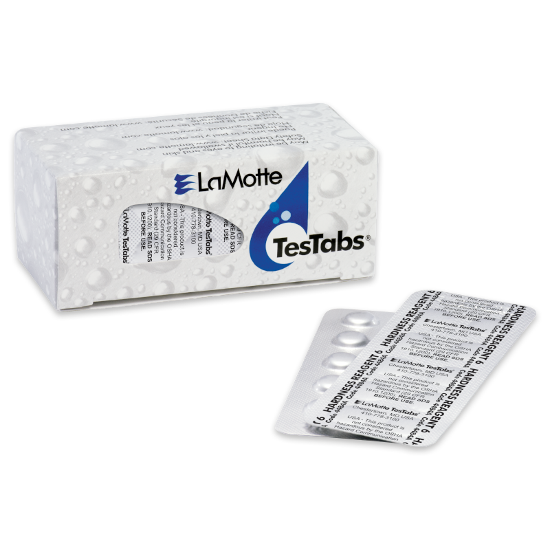 Una caja blanca etiquetada como LaMotte TesTabs con texto azul y negro se encuentra detrás de un blister plateado que contiene seis tabletas redondas, utilizadas para análisis de agua.