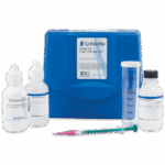 El Kit de Prueba de Cloro - 4497-DR-01 incluye una caja de plástico azul, dos frascos de reactivos, un frasco cuentagotas, un tubo medidor marcado y una jeringuilla con punta verde y un émbolo rosa, todo ordenadamente dispuesto sobre una superficie blanca.
