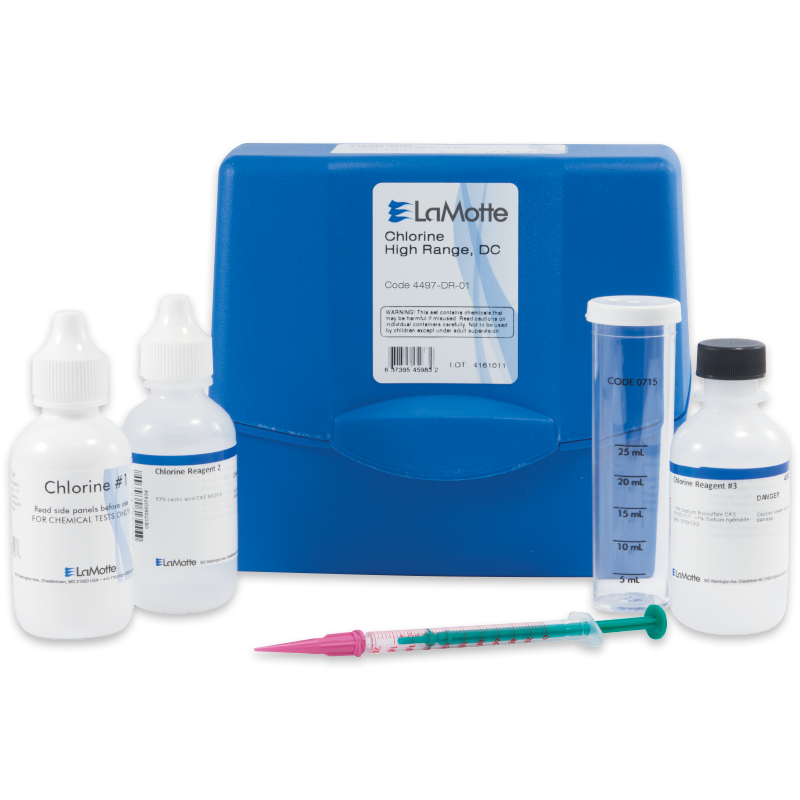 El Kit de Prueba de Cloro - 4497-DR-01 incluye una caja de plástico azul, dos frascos de reactivos, un frasco cuentagotas, un tubo medidor marcado y una jeringuilla con punta verde y un émbolo rosa, todo ordenadamente dispuesto sobre una superficie blanca.