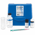 Un kit azul de prueba de alcalinidad total LaMotte - caja 4533-DR-01 con botella de titulación alcalina, comprimidos de BCG-MR y fenolftaleína, un tubo medidor transparente y jeringuilla, utilizado para pruebas precisas de alcalinidad.