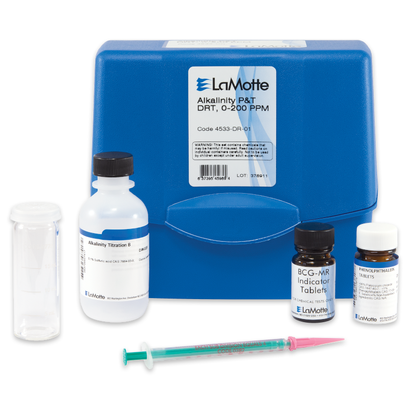 Un kit azul de prueba de alcalinidad total LaMotte - caja 4533-DR-01 con botella de titulación alcalina, comprimidos de BCG-MR y fenolftaleína, un tubo medidor transparente y jeringuilla, utilizado para pruebas precisas de alcalinidad.