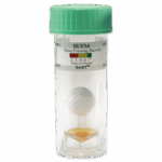 Un frasco de plástico transparente con tapa verde, que contiene una bola en un palo y un líquido naranja en el fondo. La etiqueta dice Bacterias Formadoras de Baba - SLYM-BART - 5-0026 con un gráfico codificado por colores e indicador de días a la actualidad.