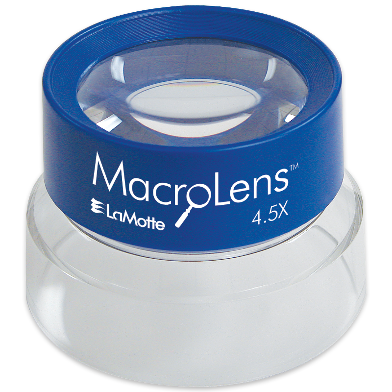 Una lente de aumento azul y transparente etiquetada como "MacroLens 4.5X" por LaMotte, diseñada para visión cercana, se coloca sobre una superficie blanca. Model MacroLens - 5508 ofrece precisión y claridad para una inspección detallada.