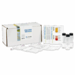 Le kit de test coliformes - Eau récréative - 5850 comprend une boîte, des cartes d’instructions, quatre fioles de test et plusieurs pochettes scellées soigneusement disposées sur une surface blanche.